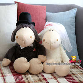 毛绒玩具婚纱羊 情侣卡通羊 戴帽毛绒羊公仔 婚庆活动情人节礼品