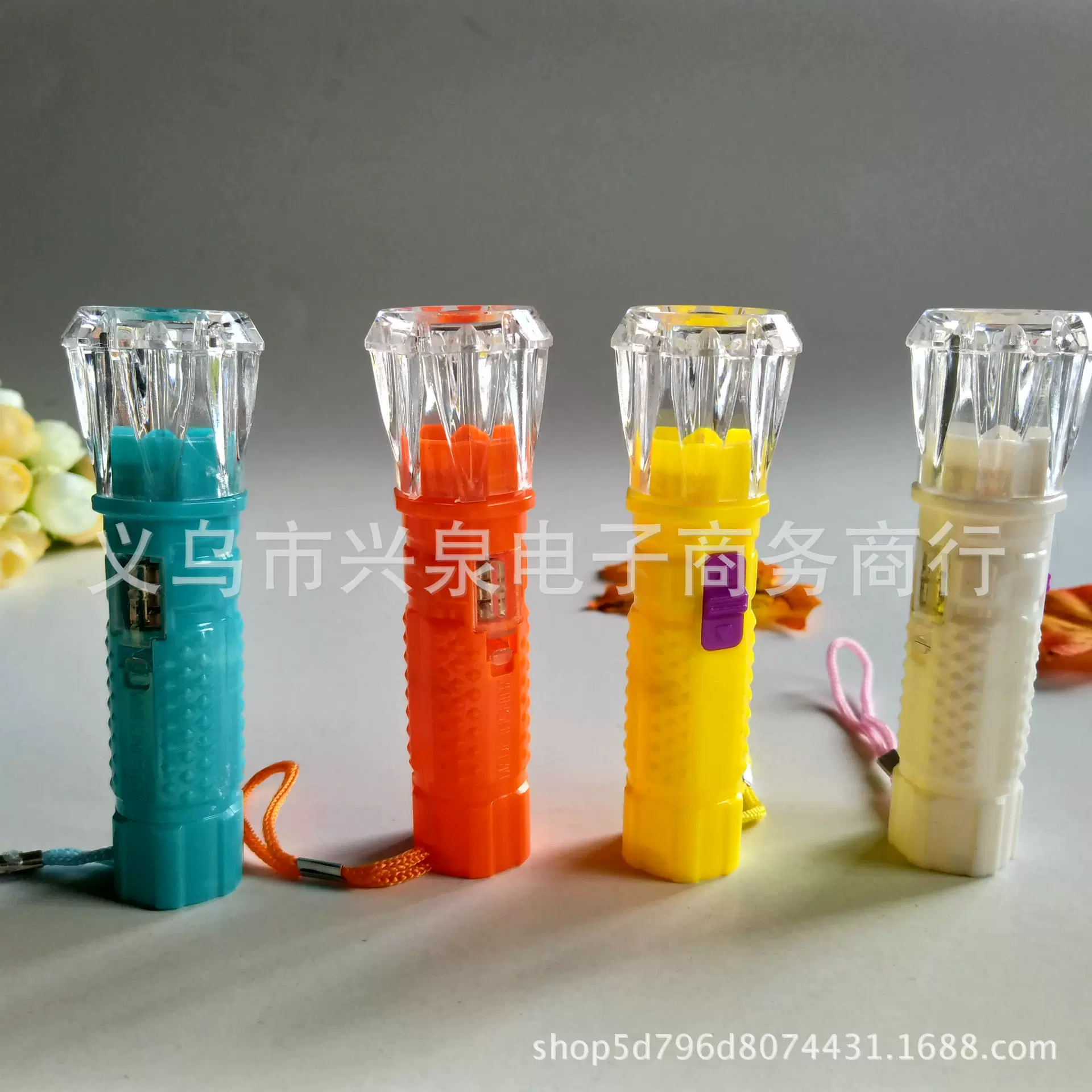 Мини-маленький фонарь, небольшой фонарик, светодиодный пластиковый фонарик, небольшой фонарик, красочный ручной фонарь, один юань за штуку, одна поставка