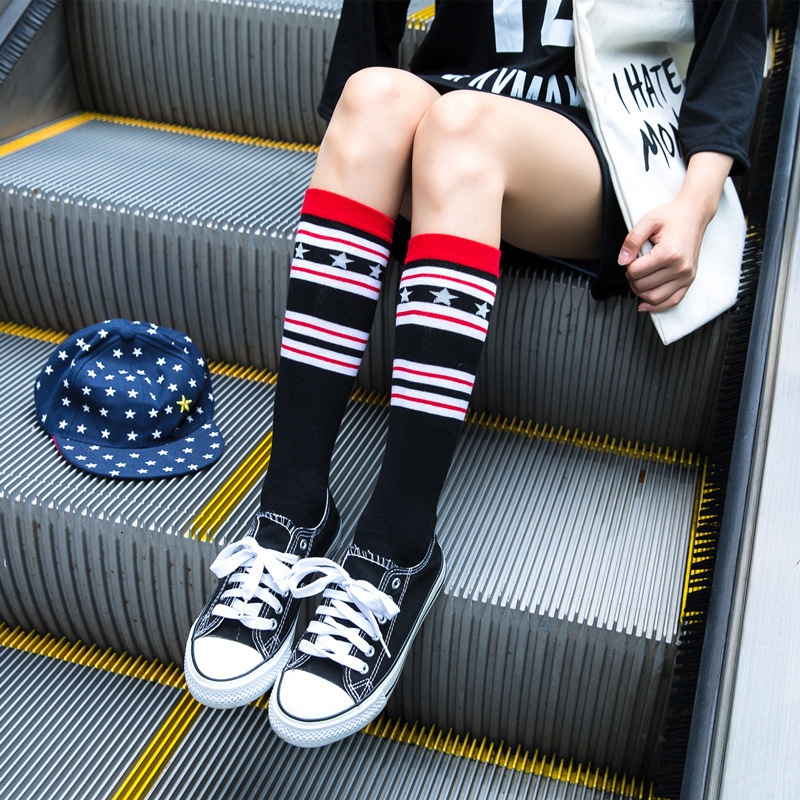 El otoño y el invierno de las mujeres calcetines altos estrella rayas mismo estilo calcetines de pantorrilla estilo japonés Harajuku estilo pila calcetines fábrica al por mayor