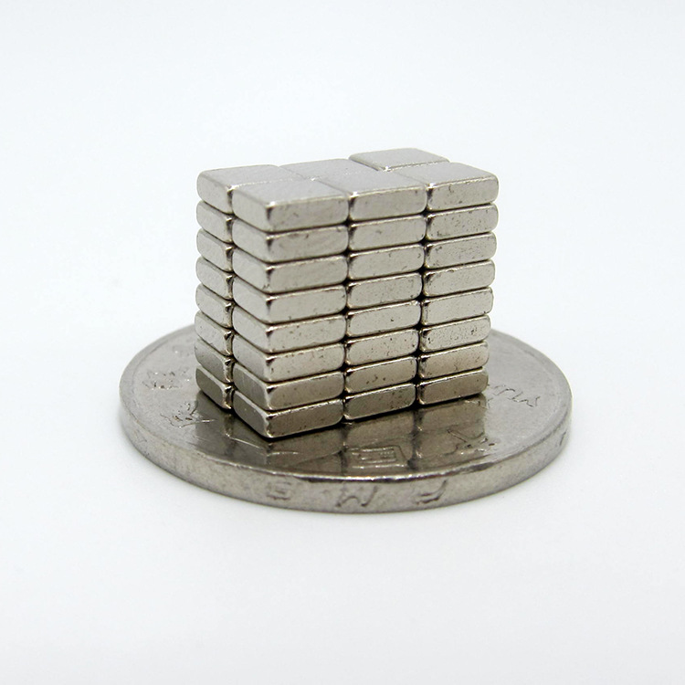 厂家供应钕铁硼铁硼超强力磁铁长方形强磁4.5x4x1.5mm永磁王