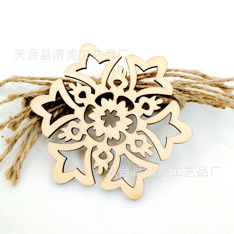 80mm tronco hueco en forma de flor copo de nieve hoja de madera Navidad copo de nieve colgante decorativo 10 piezas en un paquete con cuerda de cáñamo