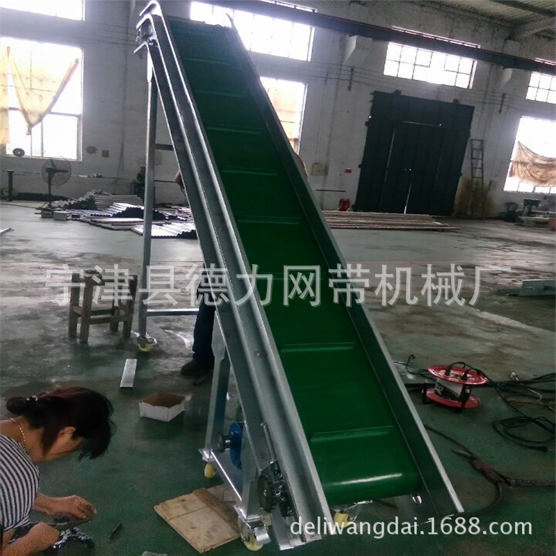 带挡板爬坡输送机 挡板皮带上料机 白色流水线爬坡包装机械传送带