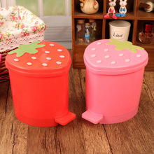 创意塑料草莓垃圾桶鹦鹉玩具 精品店卡通草莓脚踏杂物桶垃圾桶
