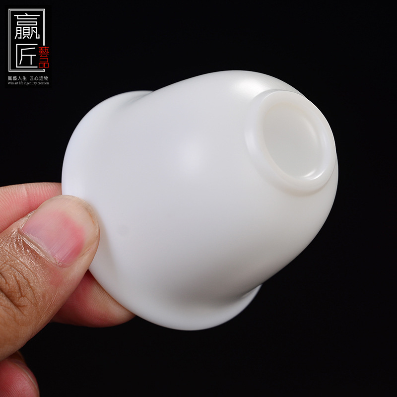 Ganar artesanía moral porcelana blanca Kung Fu taza de té de cerámica taza de té hecho a mano Jade porcelana maestro taza logo talla