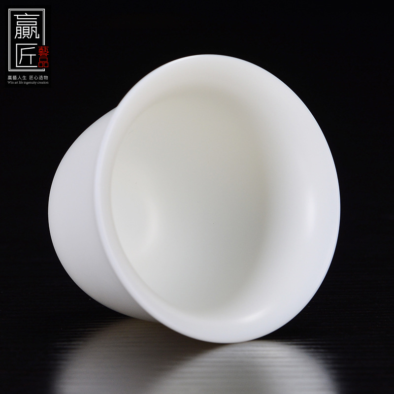 Ganar artesanía moral porcelana blanca Kung Fu taza de té de cerámica taza de té hecho a mano Jade porcelana maestro taza logo talla