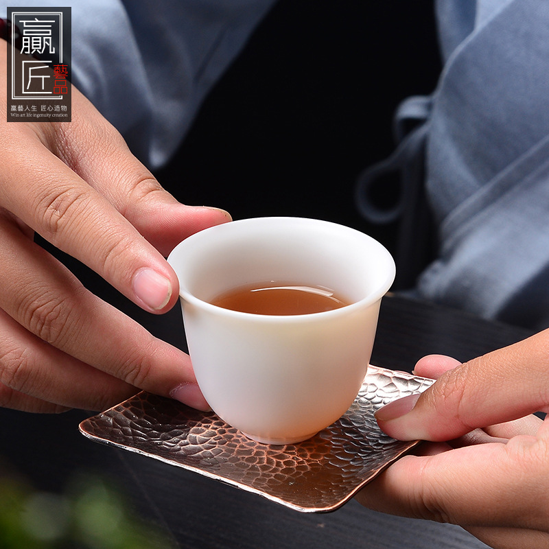 Ganar artesanía moral porcelana blanca Kung Fu taza de té de cerámica taza de té hecho a mano Jade porcelana maestro taza logo talla