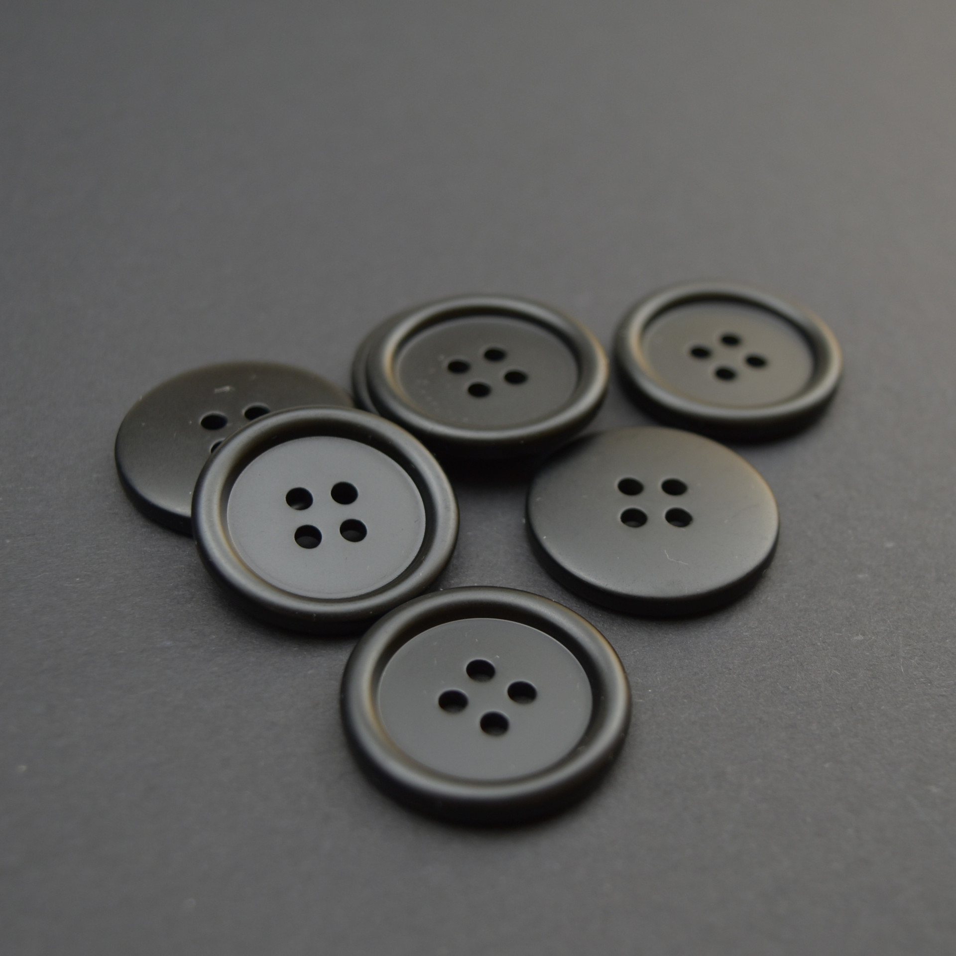 厂家直供四眼细边扣 黑色磨砂喷漆纽扣 男女士大衣毛衣衬衫树脂扣