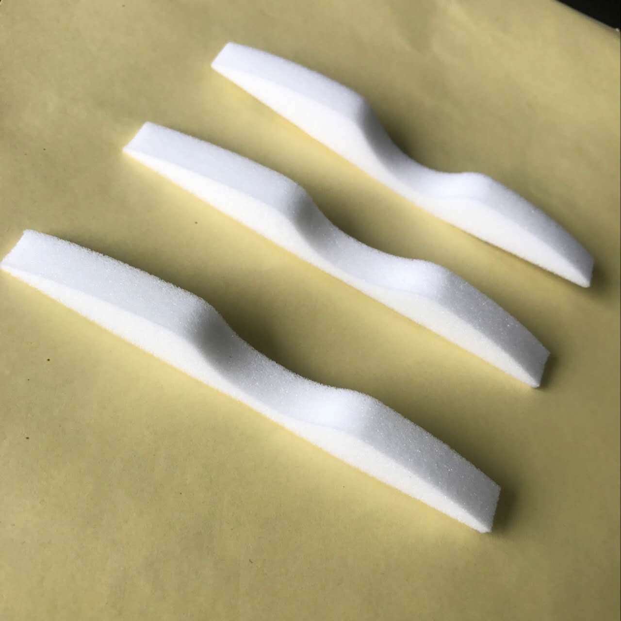 异形凹槽鼻梁工业海绵贴 抗静电材质白色慢回弹鼻梁发泡棉条直销