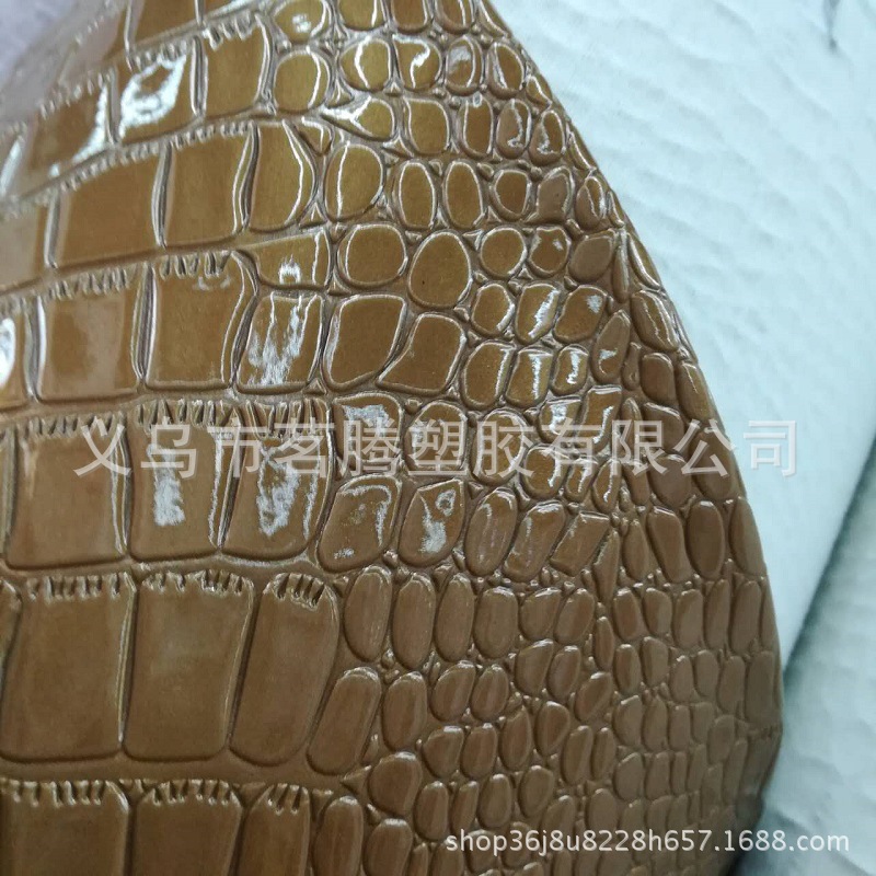 现货批发水晶鳄鱼纹高光亮面皮革双针毛底1.2厚PVC箱包包装面料