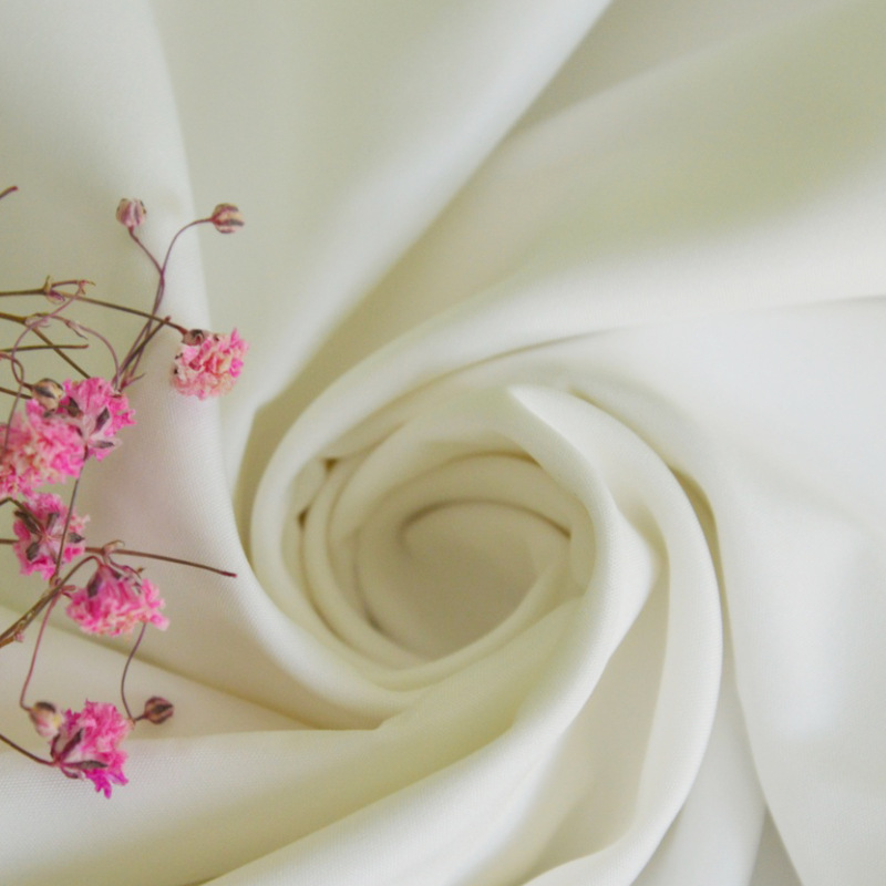 现货300T平纹春亚纺面料黑白色现货童装服装面料雨伞布羽绒服面料