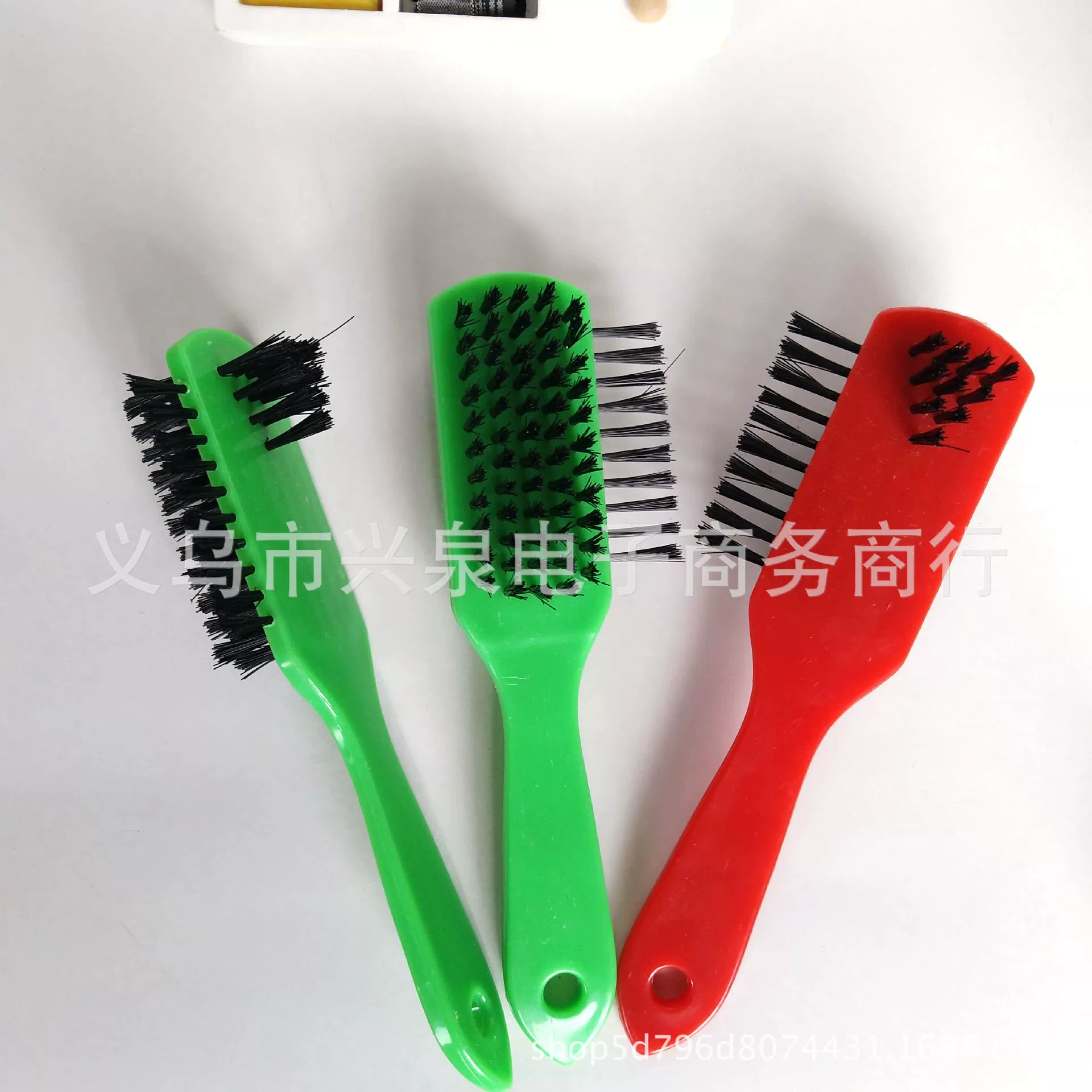 Щетка для полировки обуви Щетка для кожаной обуви Масляная щетка Трехсторонняя щетка для полировки обуви Пластиковая щетка для обуви Универмаг магазина одного юаня