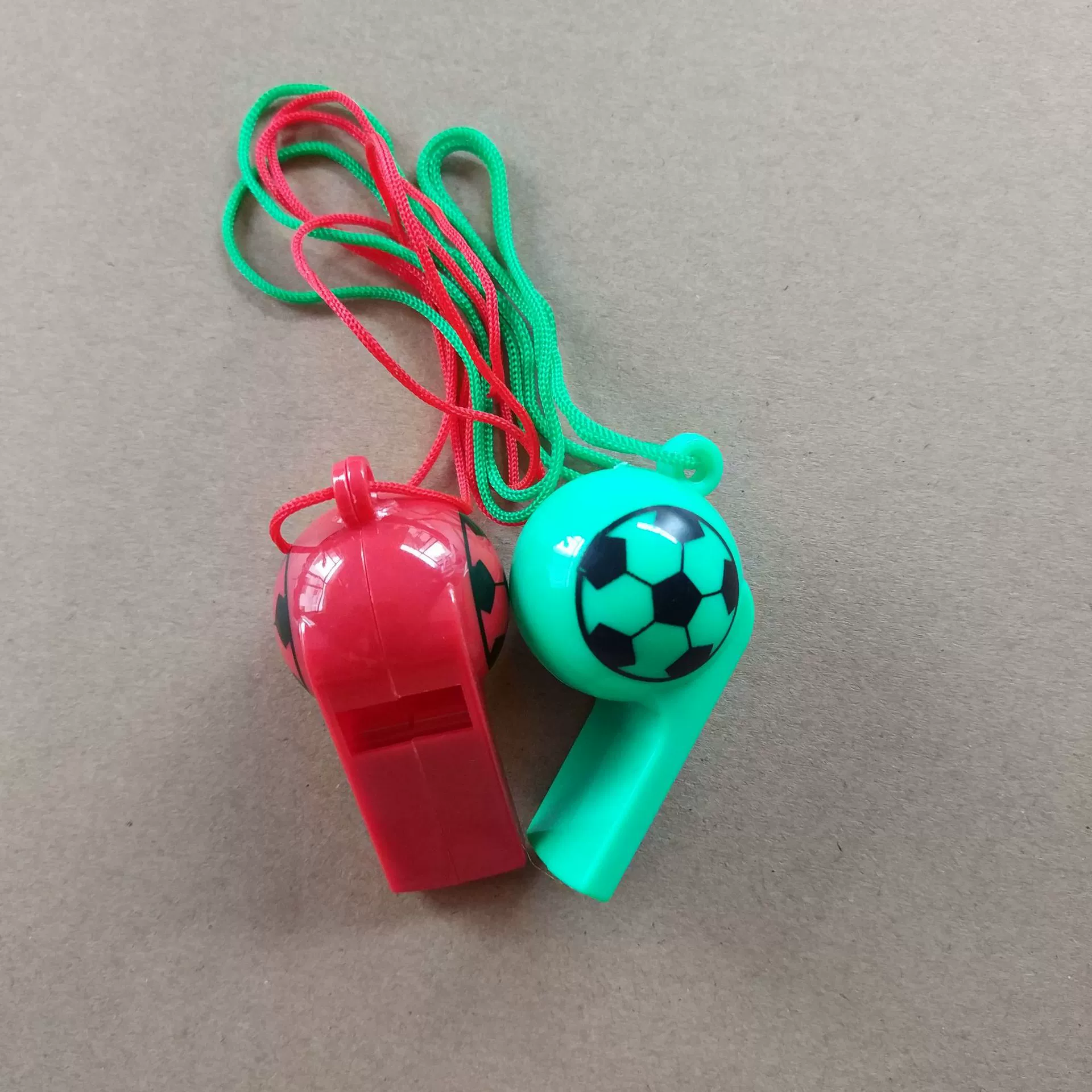 Футбольный свисток с веревкой