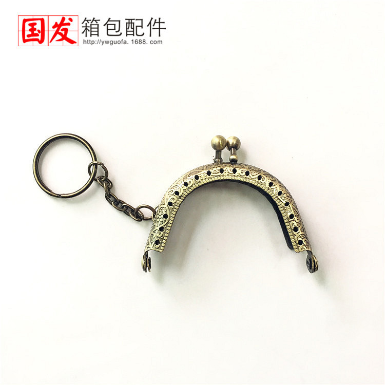 Sin stock 6.5CM semicircular estampado boca de oro de bronce con llavero juguete oro boca