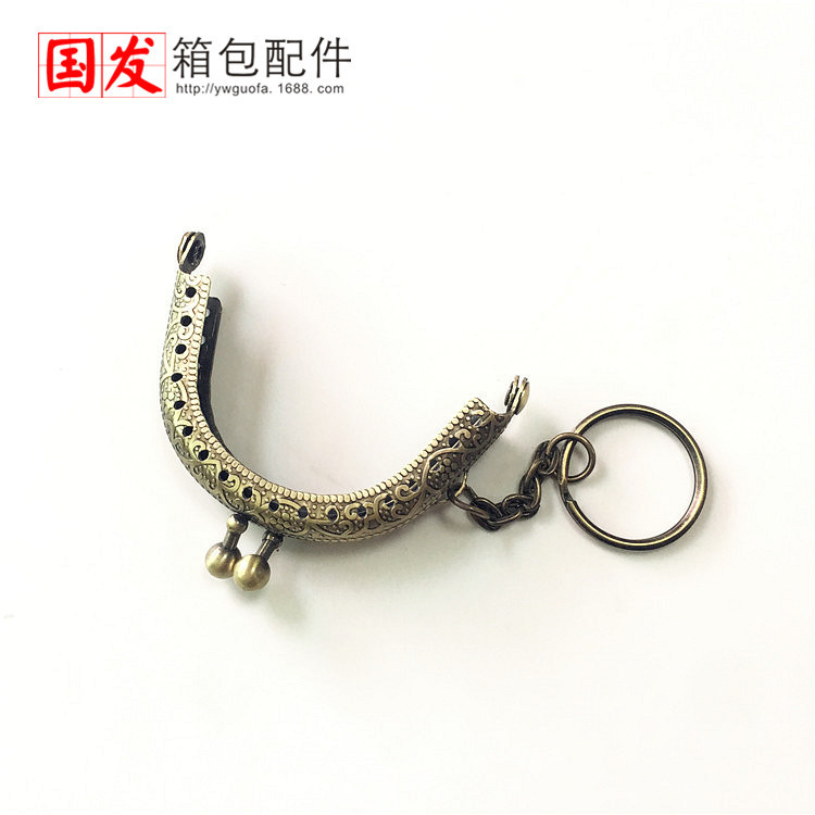 Sin stock 6.5CM semicircular estampado boca de oro de bronce con llavero juguete oro boca