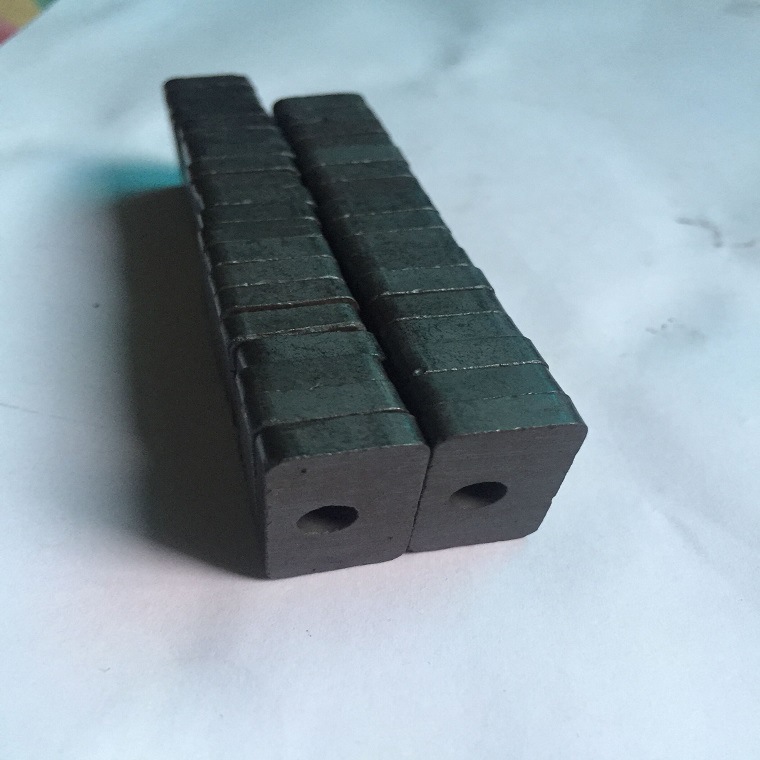 黑色方块带孔铁氧体异性磁铁门吸异型强磁异形吸力磁体门吸磁铁