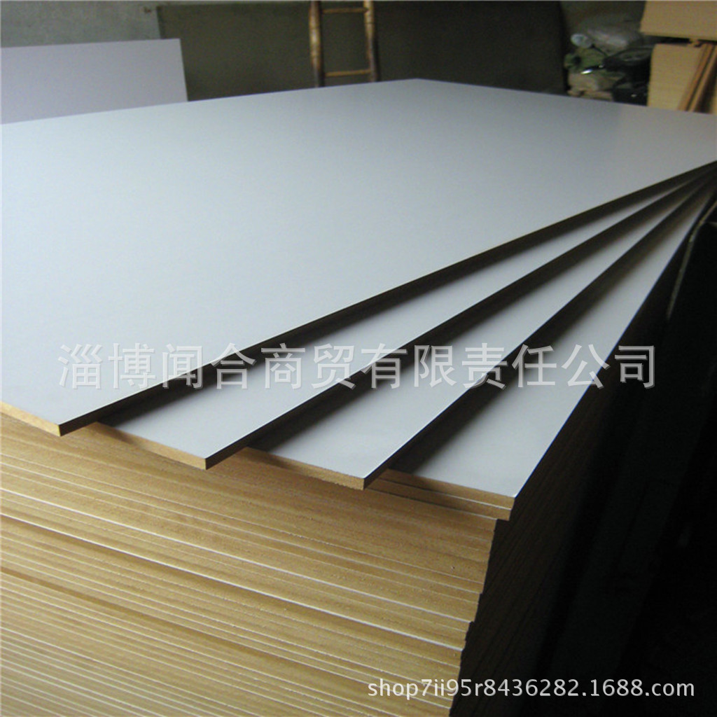 厂家批发背板密度板三聚氰胺贴面密度板 中纤板支持密度板裁切