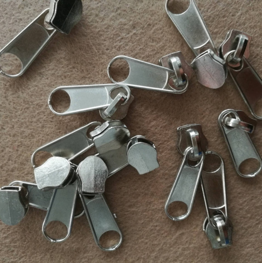 厂家承接锌合金压铸加工 拉链头配件挂饰挂件皮头扣包扣等加工