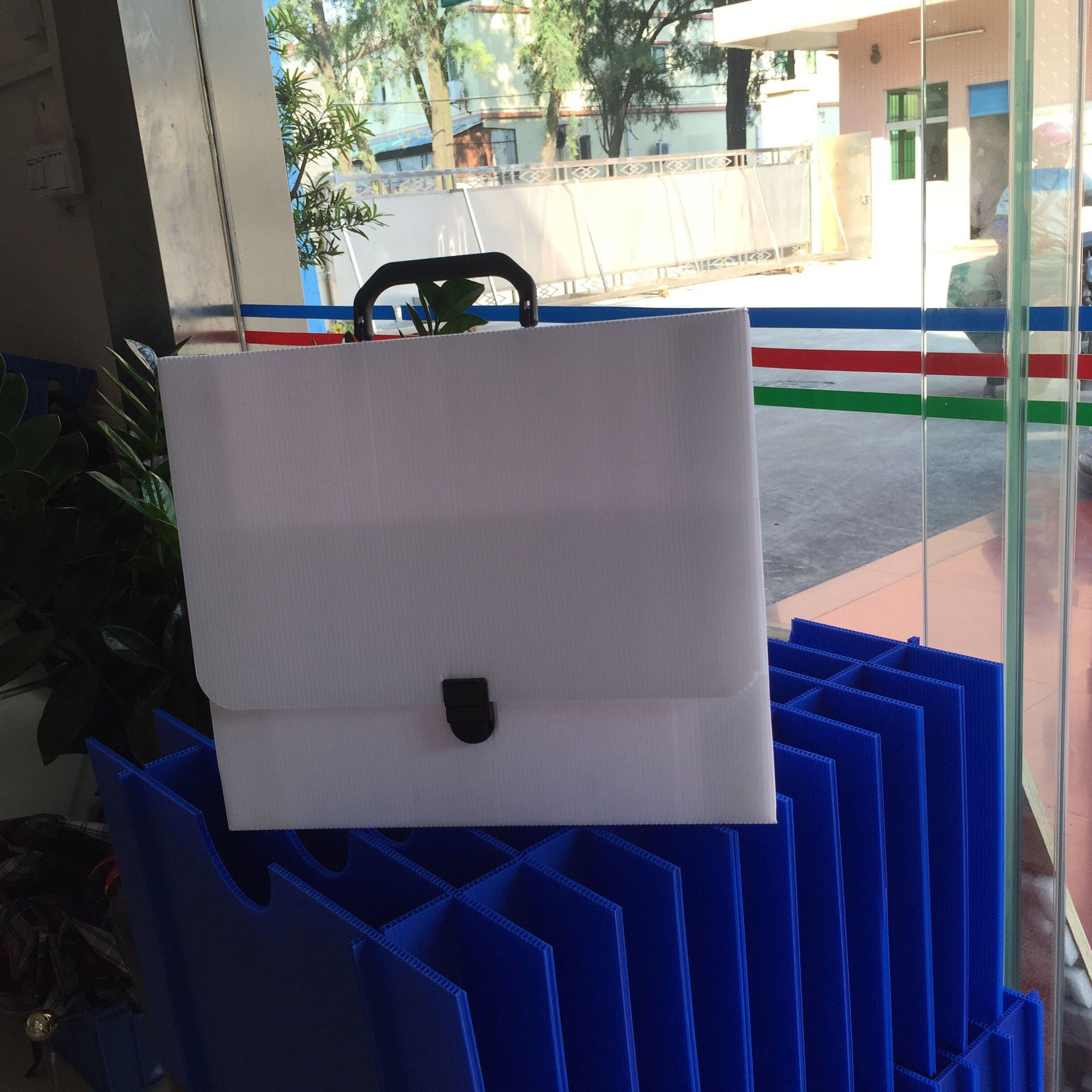 深圳带提手包装箱 中空板手提包装箱 PP手提箱 带提手公文包