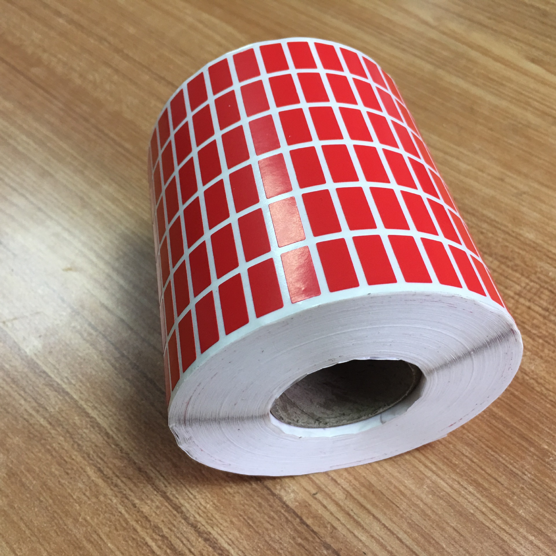 梧州市非标水性胶PET商标纸-15*7MM*10K潘通中国红无尘净化铜版标