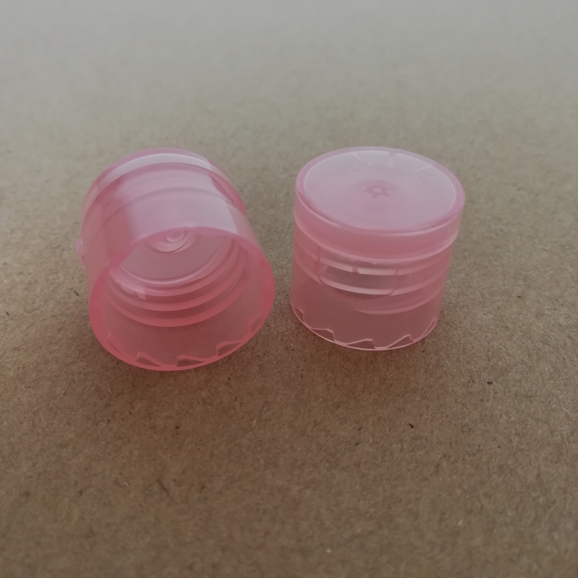 供应18/410塑料翻盖 透明蝴蝶盖 化妆品瓶盖 颜色可选