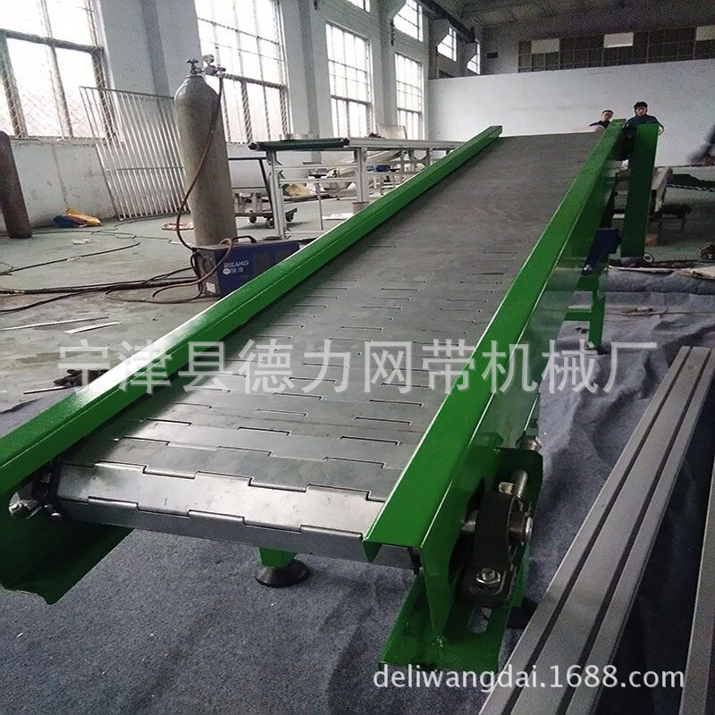 大倾角链板输送机 40度斜坡传送带 重型链板线塑料瓶运输设备