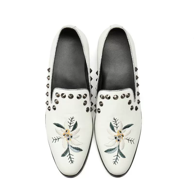 Белые мужские кожаные туфли с заклепками и острым носком, модная повседневная модная мужская обувь в стиле панк, модная мужская обувь, ленивая обувь, лоферы из воловьей кожи