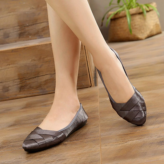 Old Beijing cloth shoes women wholesale woven shoes flat dress work shoes three color optional summer soft bottom pointed shoes