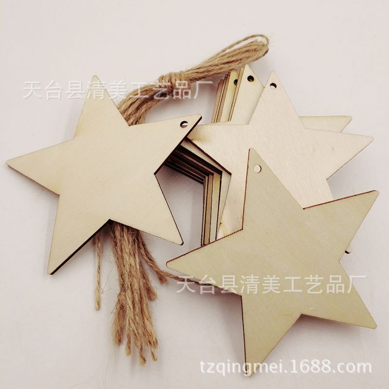 Colgante decorativo de madera de Navidad de 8cm con agujero colgante de estrella de cinco puntas con cuerda de cáñamo