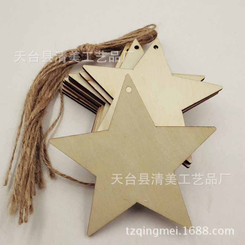 Colgante decorativo de madera de Navidad de 8cm con agujero colgante de estrella de cinco puntas con cuerda de cáñamo