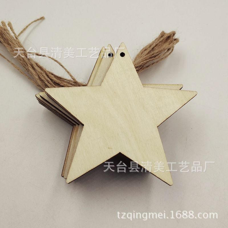 Colgante decorativo de madera de Navidad de 8cm con agujero colgante de estrella de cinco puntas con cuerda de cáñamo