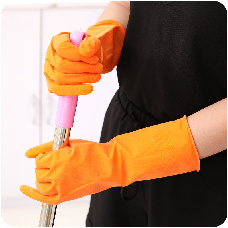 Luvas de látex finas para limpeza doméstica, ideais para lavar roupa, lavar louça e para uso na cozinha, além de serem resistentes a manchas._voghion.com