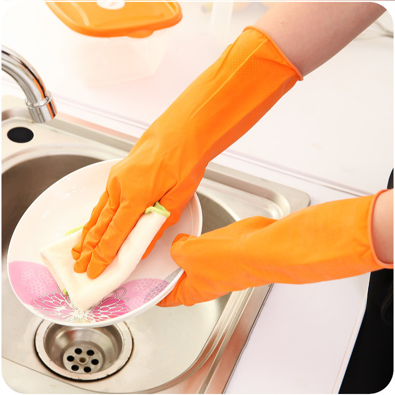 Luvas de látex finas para limpeza doméstica, ideais para lavar roupa, lavar louça e para uso na cozinha, além de serem resistentes a manchas._voghion.com