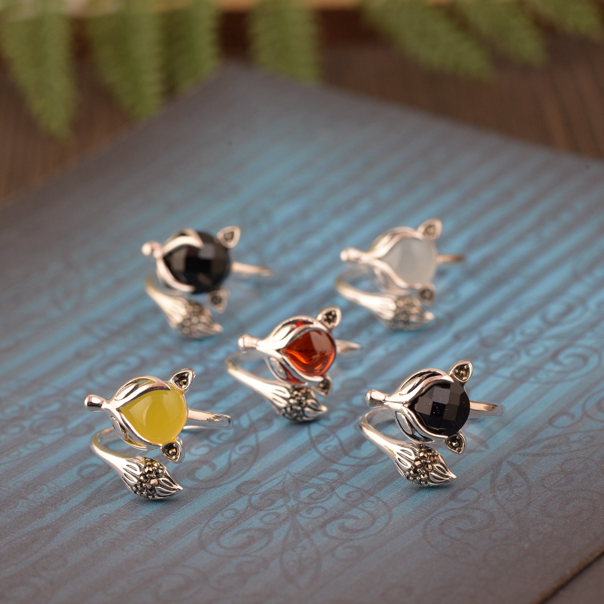 金鹿王 S925银复古泰银玉髓指环女镶玛瑙和成锆石开口款狐狸戒指