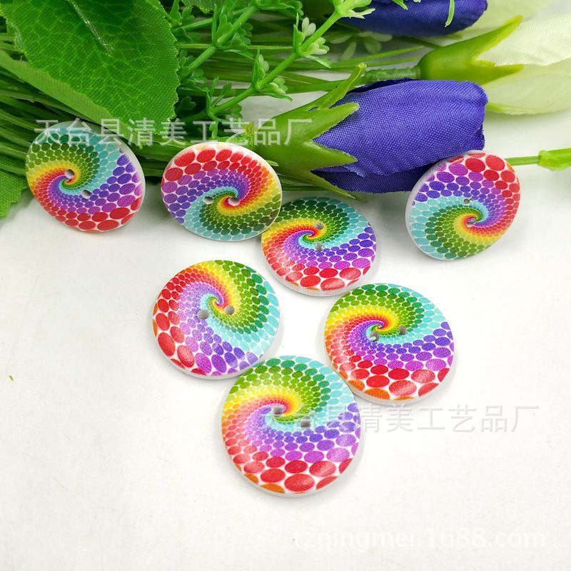 Botón pintado de madera con fondo blanco Botón de madera con decoración de madera arco iris Artesanía de decoración de madera de bricolaje