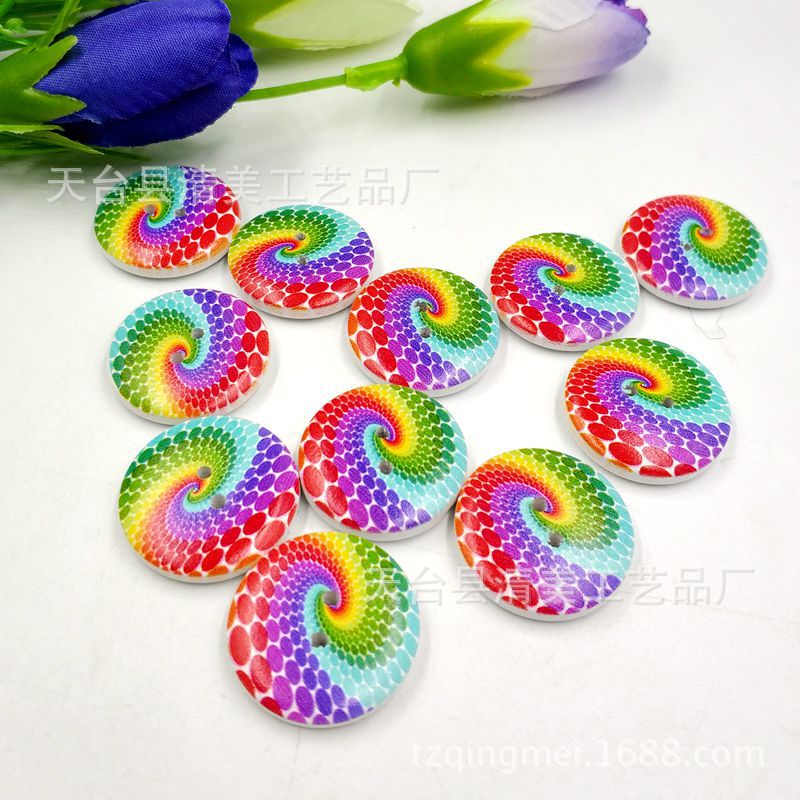 Botón pintado de madera con fondo blanco Botón de madera con decoración de madera arco iris Artesanía de decoración de madera de bricolaje