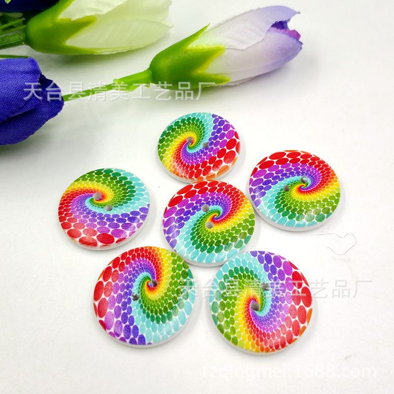 Botón pintado de madera con fondo blanco Botón de madera con decoración de madera arco iris Artesanía de decoración de madera de bricolaje