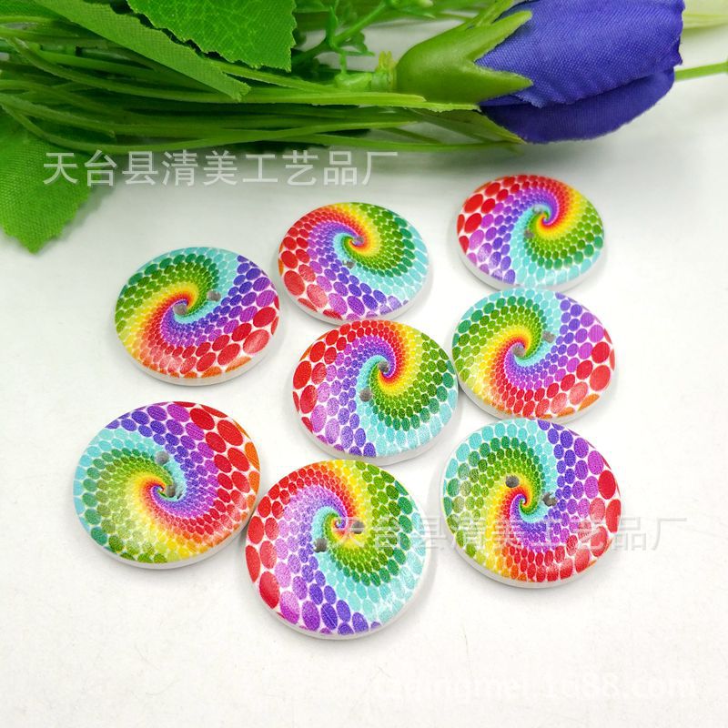 Botón pintado de madera con fondo blanco Botón de madera con decoración de madera arco iris Artesanía de decoración de madera de bricolaje