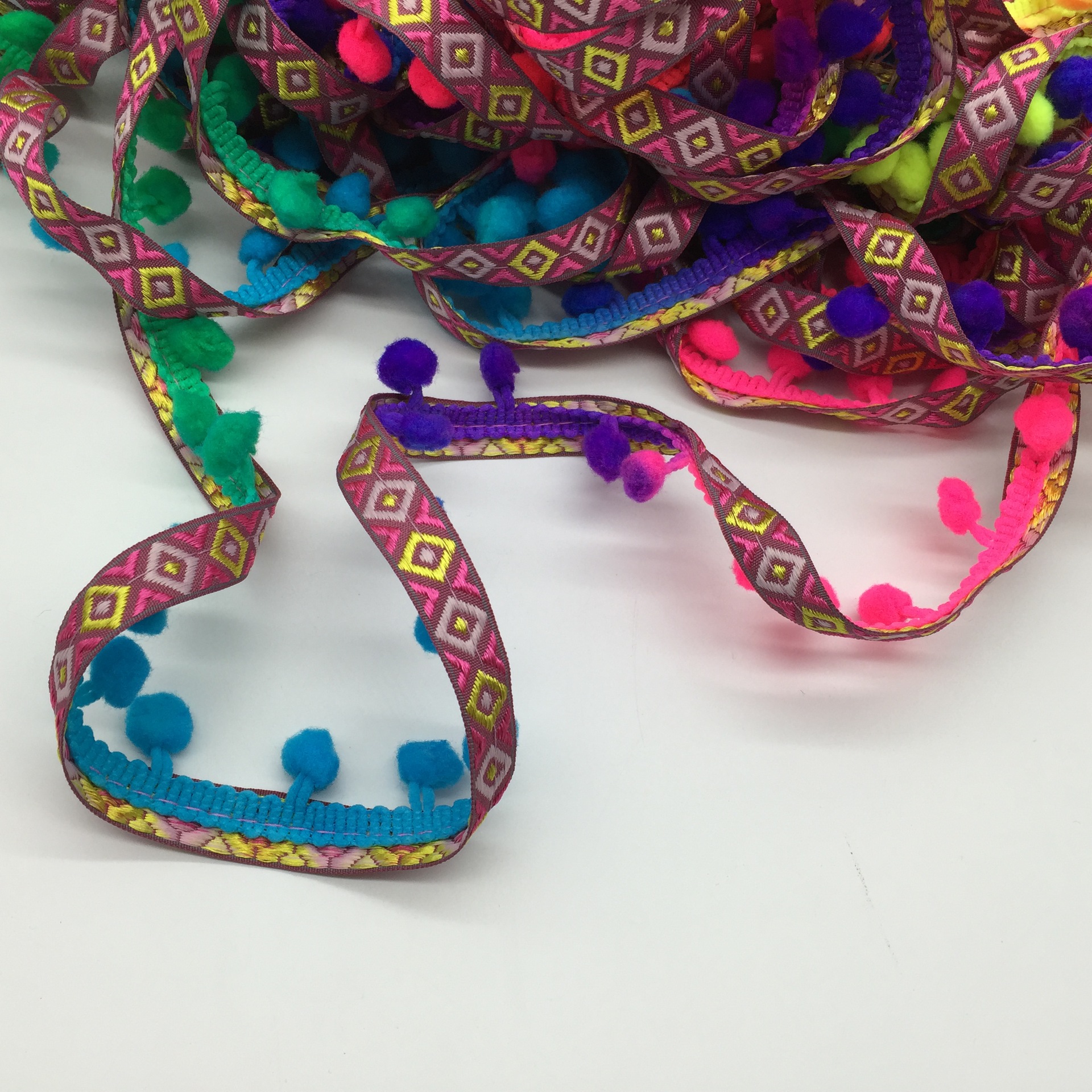 厂家民族风织带七彩段染毛球花边绒球服装围巾辅料DIY手工