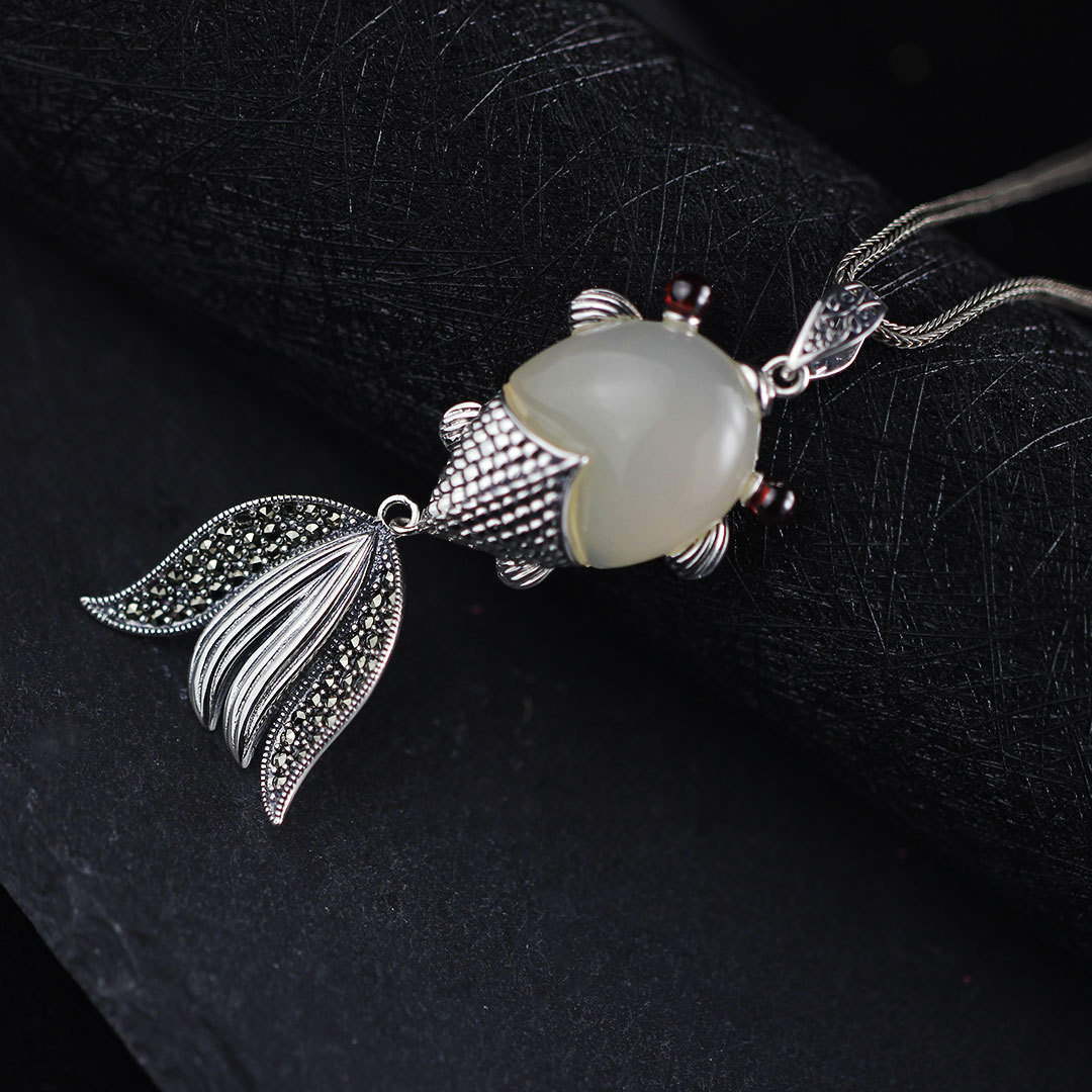 人品银品S925银饰品时尚女士项饰小金鱼白玉髓吊坠毛衣项坠