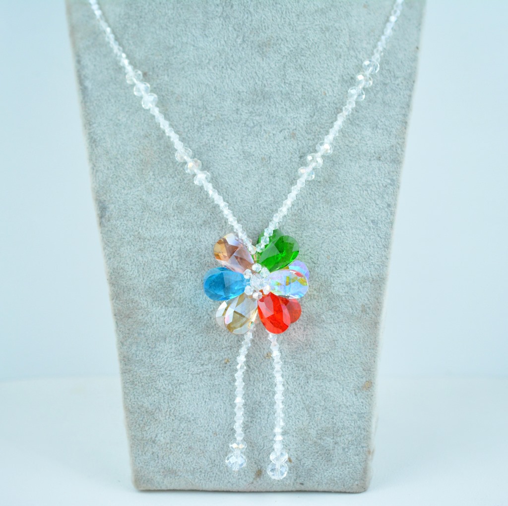 Sweater, long necklace