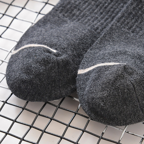 Boneless suture seven-day anti-odor socks conductive electronic four-season mid-barrel sweat-absorbent thick black antibacterial men's combed cotton socks