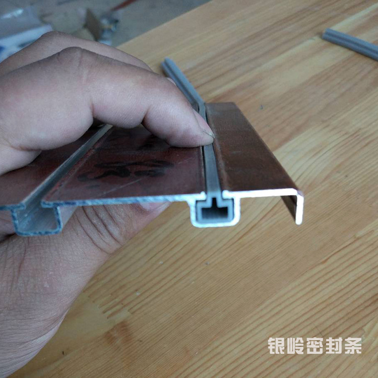 厂家供应 衣柜移门下轨道硅胶防尘条