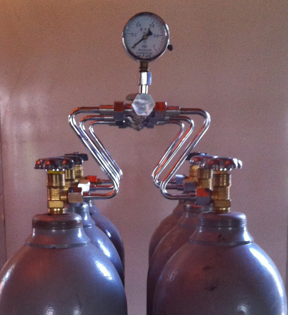 气体汇流排装置\氦气汇流排\钢瓶组合用气\钢瓶集中供气