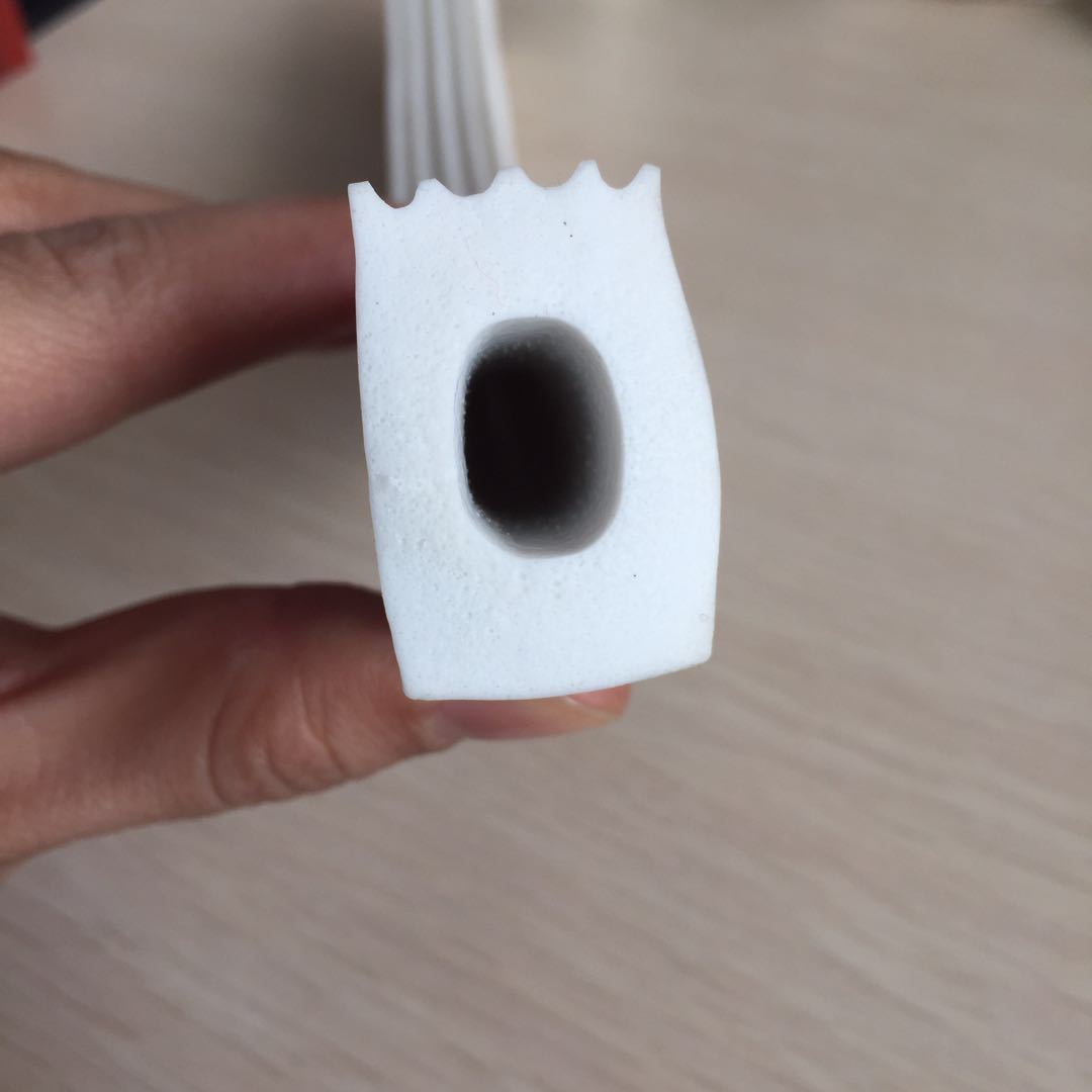 供应 矩形硅胶发泡条 方形带孔硅胶密封条 空心硅胶条