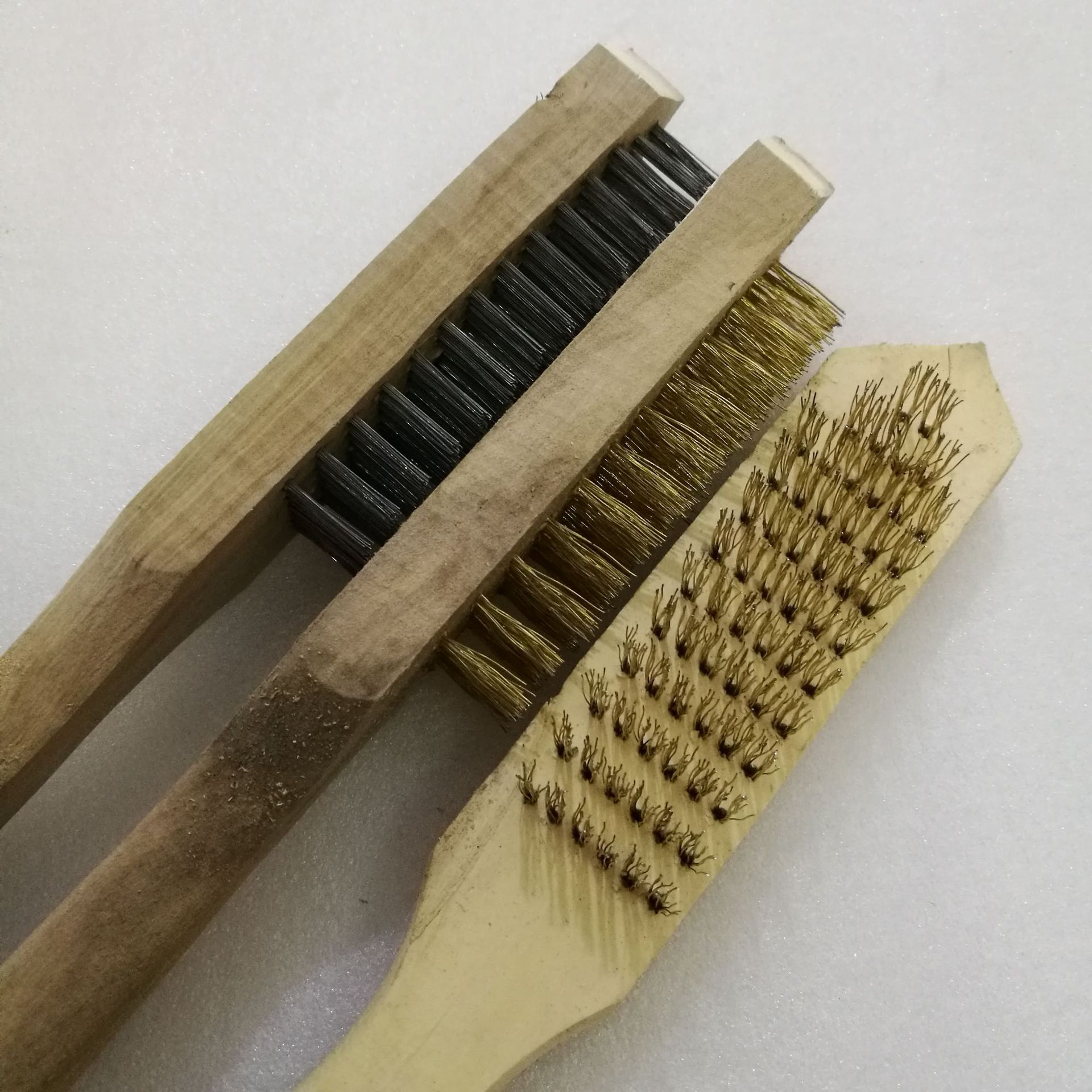 Suministro mango de madera cepillo de alambre cepillo de eliminación de óxido herramienta de limpieza cepillo de seda amarillo negro de seda engrosada pulido cepillo de escamas de pescado