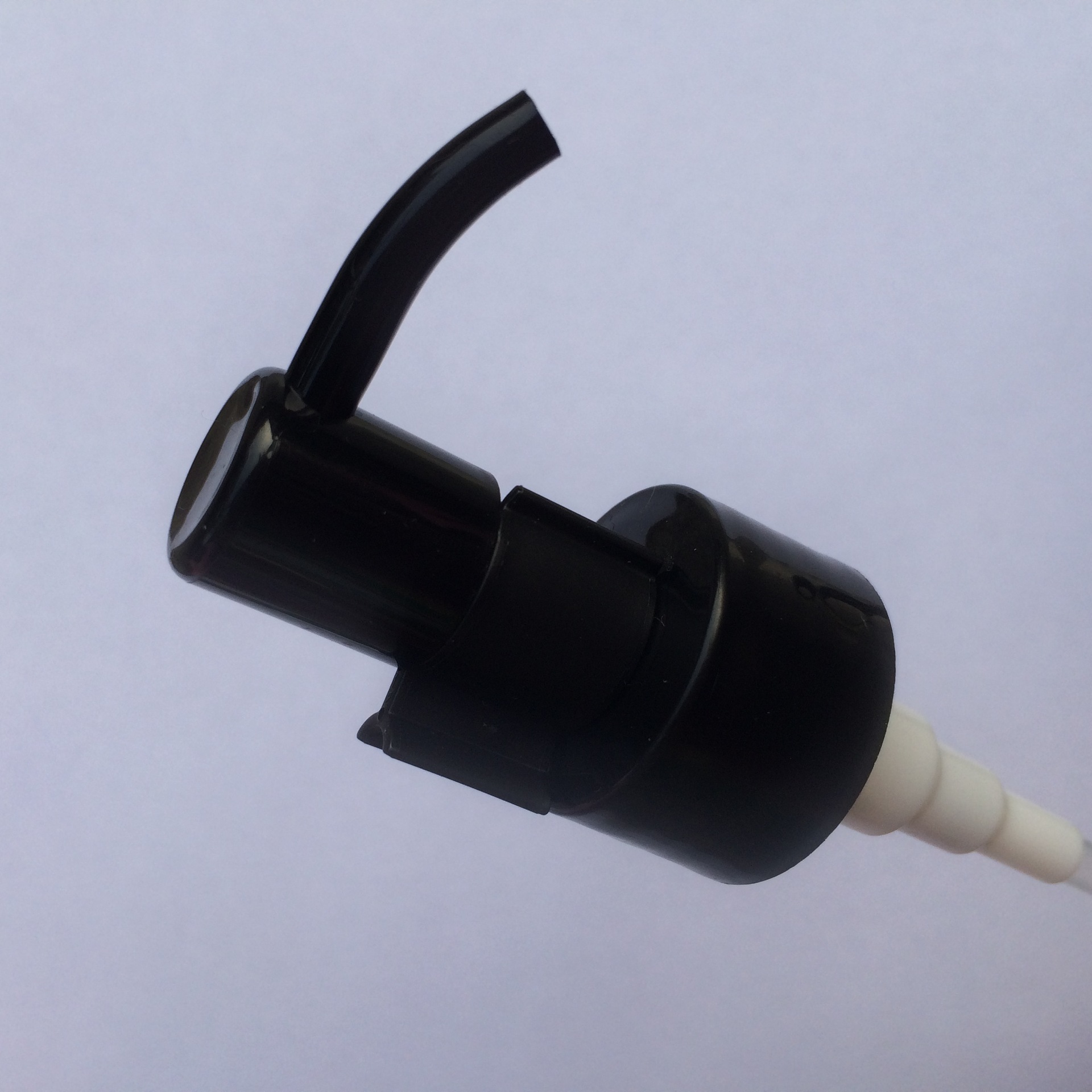 工厂批发 24/410塑料黑色现货护发素身体乳洗护套装精油乳液泵