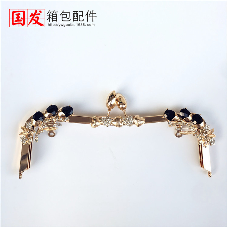 In stock: 23.5cm cintura cóncava sin agujeros incrustados con piedras preciosas, cabeza de chile, oro, brotes de flores amorosas 0587 - QJ