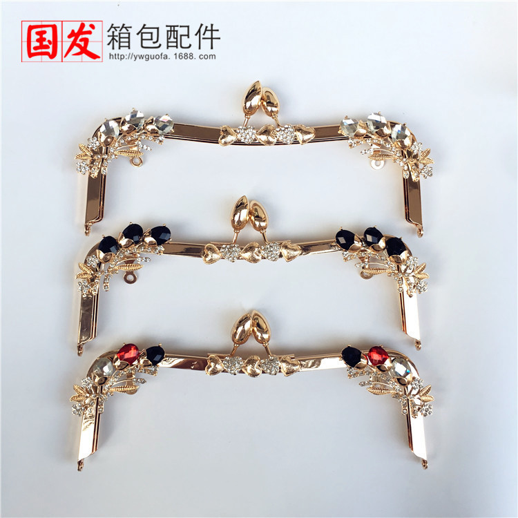 In stock: 23.5cm cintura cóncava sin agujeros incrustados con piedras preciosas, cabeza de chile, oro, brotes de flores amorosas 0587 - QJ