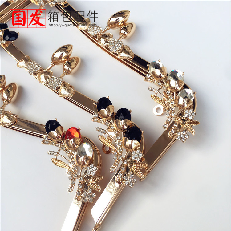 In stock: 23.5cm cintura cóncava sin agujeros incrustados con piedras preciosas, cabeza de chile, oro, brotes de flores amorosas 0587 - QJ