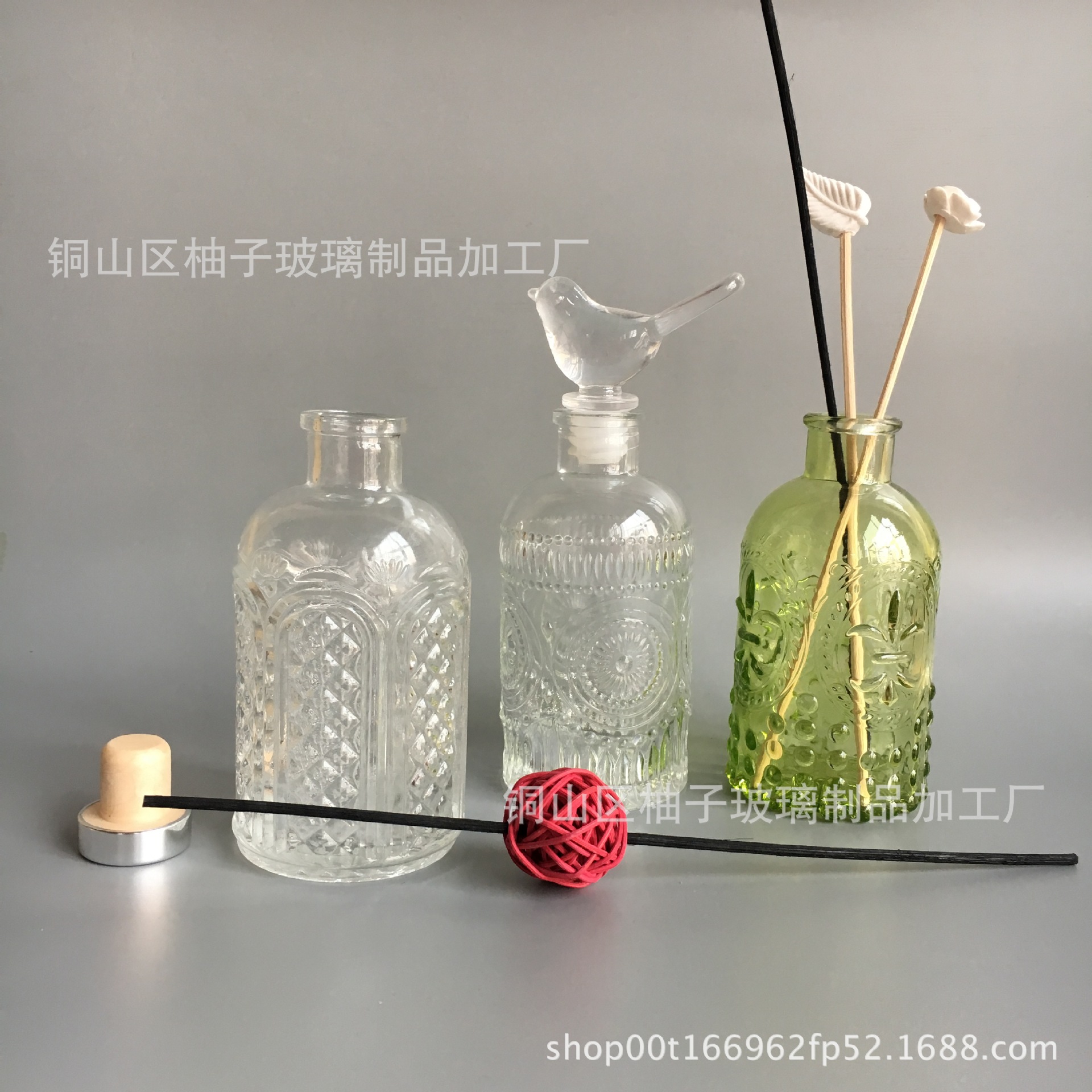 彩色浮雕香薰玻璃插花瓶 直供组水培瓶木塞许愿瓶